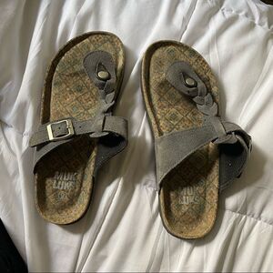 🍄 Muk Luks Birkenstock Style Hippy Gray Sandals